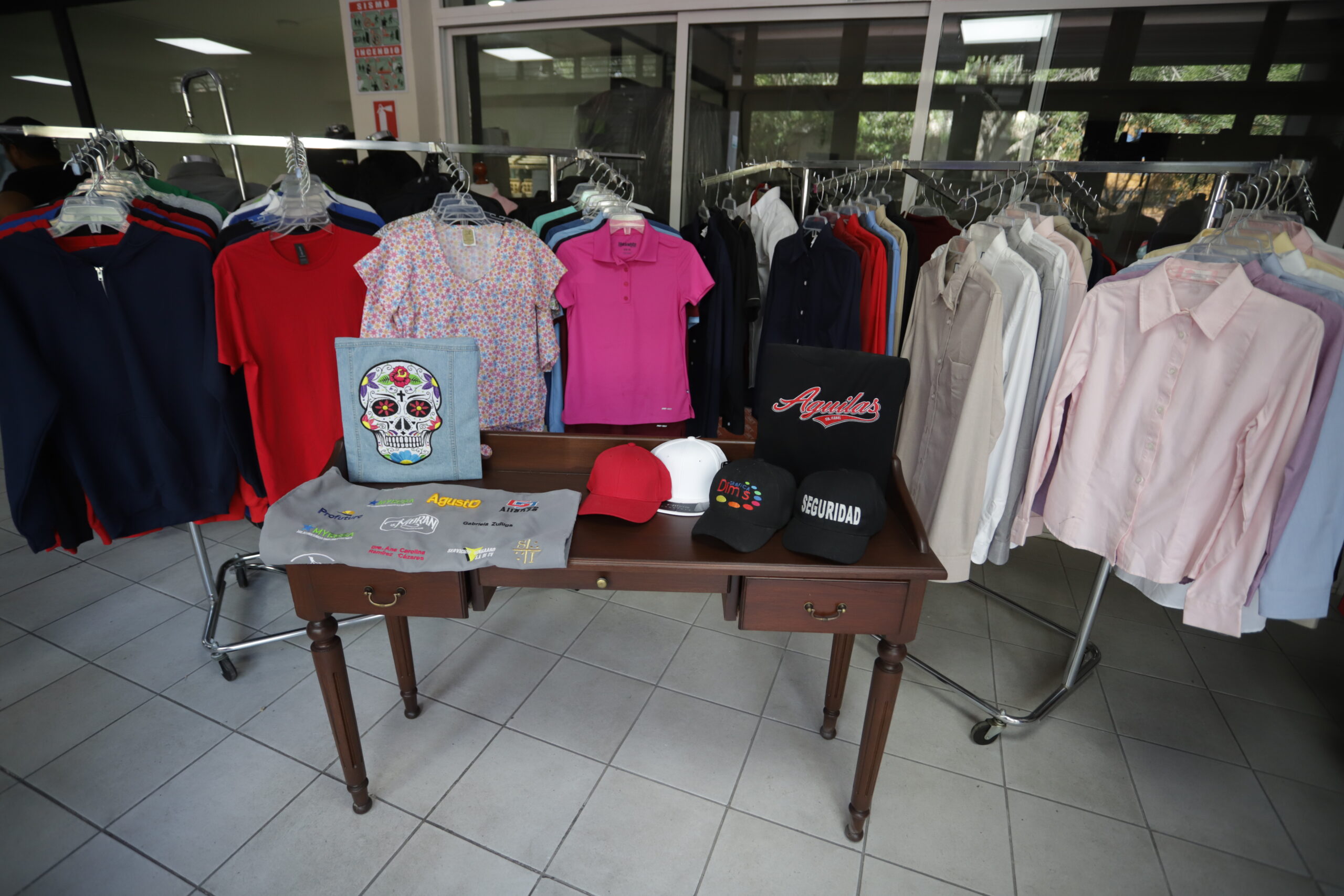 Bordado comercial y confección de uniformes industriales realizados por Yanve en Monterrey.
